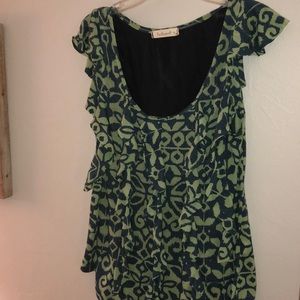 Free flowing ruffled green and navy top.